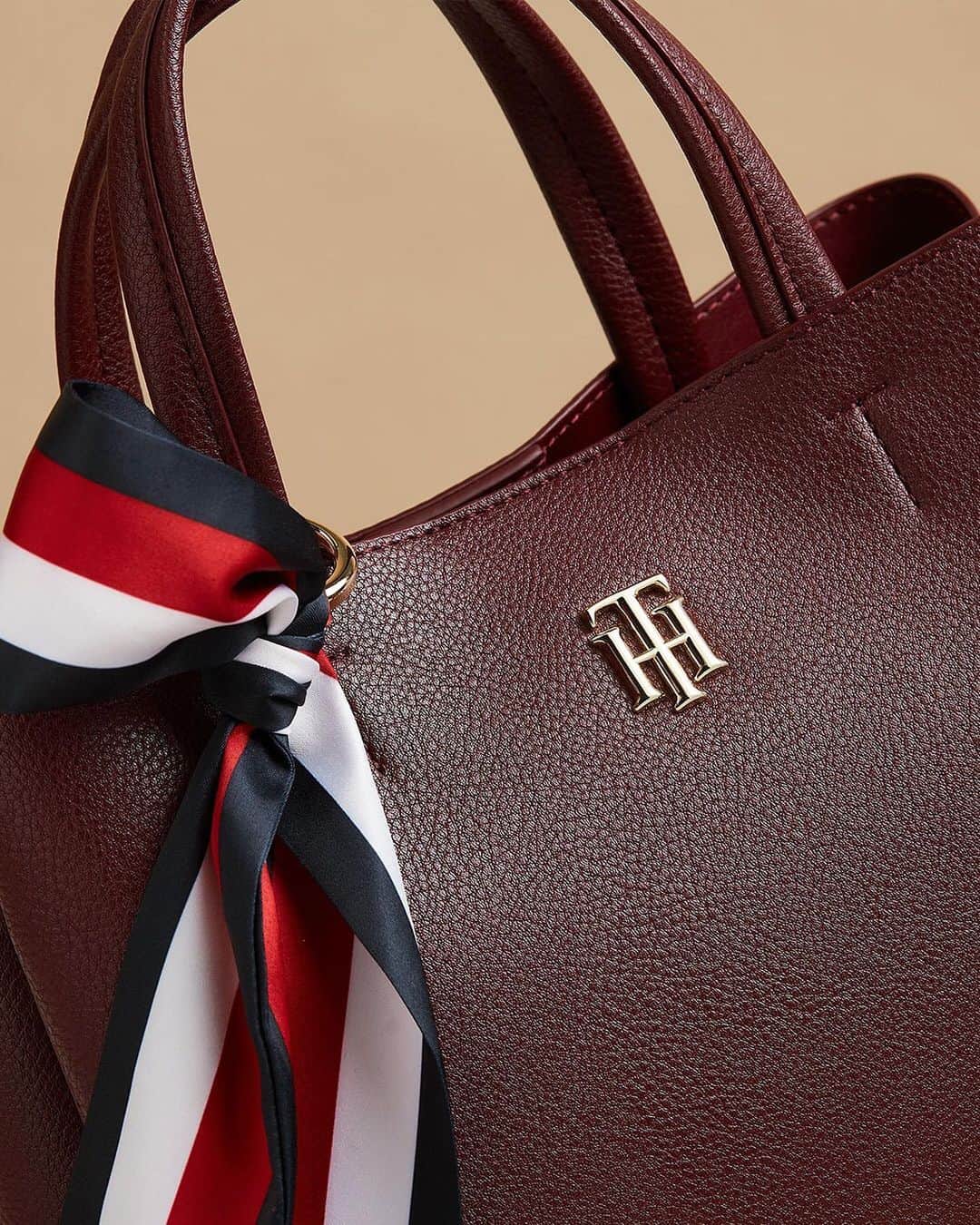 Tommy Hilfigerさんのインスタグラム写真 - (Tommy HilfigerInstagram)「Introducing the #TommyHilfiger Ribbon Satchel. It’s more of a statement than a handbag. Perfect for every occasion 👜」12月7日 21時14分 - tommyhilfiger