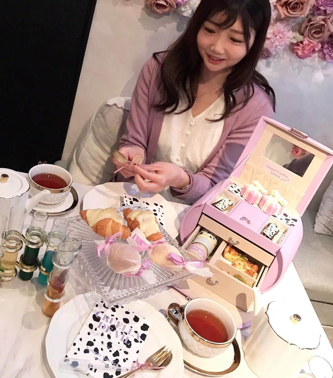 橘珠里さんのインスタグラム写真 - (橘珠里Instagram)「💜🤍☕️🧁🍰🍬🤍💜  とっても可愛い  @gingergardenaoyama で #アフタヌーンティー ✰︎  インスタの #プレゼントキャンペーン 🎁に当選し、ご招待いただいたので行ってきました🥳  #パープル と #ダルメシアン の色合いがお洒落な #101匹わんちゃん のキャラクター【クルエラ・ド・ヴィル（Cruella De Vil）】がテーマ の アフタヌーンティーです💜  私も #カーディガン をパープル、 #ワンピース をホワイト にして、ちょっとテーマに合わせたコーデにしてみました♡  どちらも @mischmasch_official のものです👗  美味しくて楽しい時間が過ごせて幸せでした✨ ありがとうございます🙇🏻‍♀️ *----*----*----*----*----* #ジンジャーガーデン青山 #ジンジャーガーデン #ジンジャーガーデンアオヤマ #ジンジャーガーデンアフタヌーンティー #パープルコーデ #アフタヌーンティー #アフタヌーンティ #表参道カフェ #表参道 #青山カフェ #青山 #スイーツ #紅茶 #スコーン #ダルメシアン柄 #ミッシュマッシュ#gingergarden #gingergardenaoyama #afternoontea #sweets #aoyama #omotesando #gingergardenaoyamaafternoontea #mischmasch」12月7日 21時16分 - jurinu