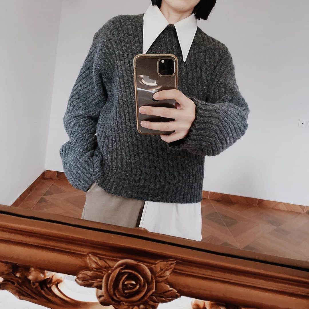 mixmatchisthekeyのインスタグラム：「how to wear a shirt under a sweater」