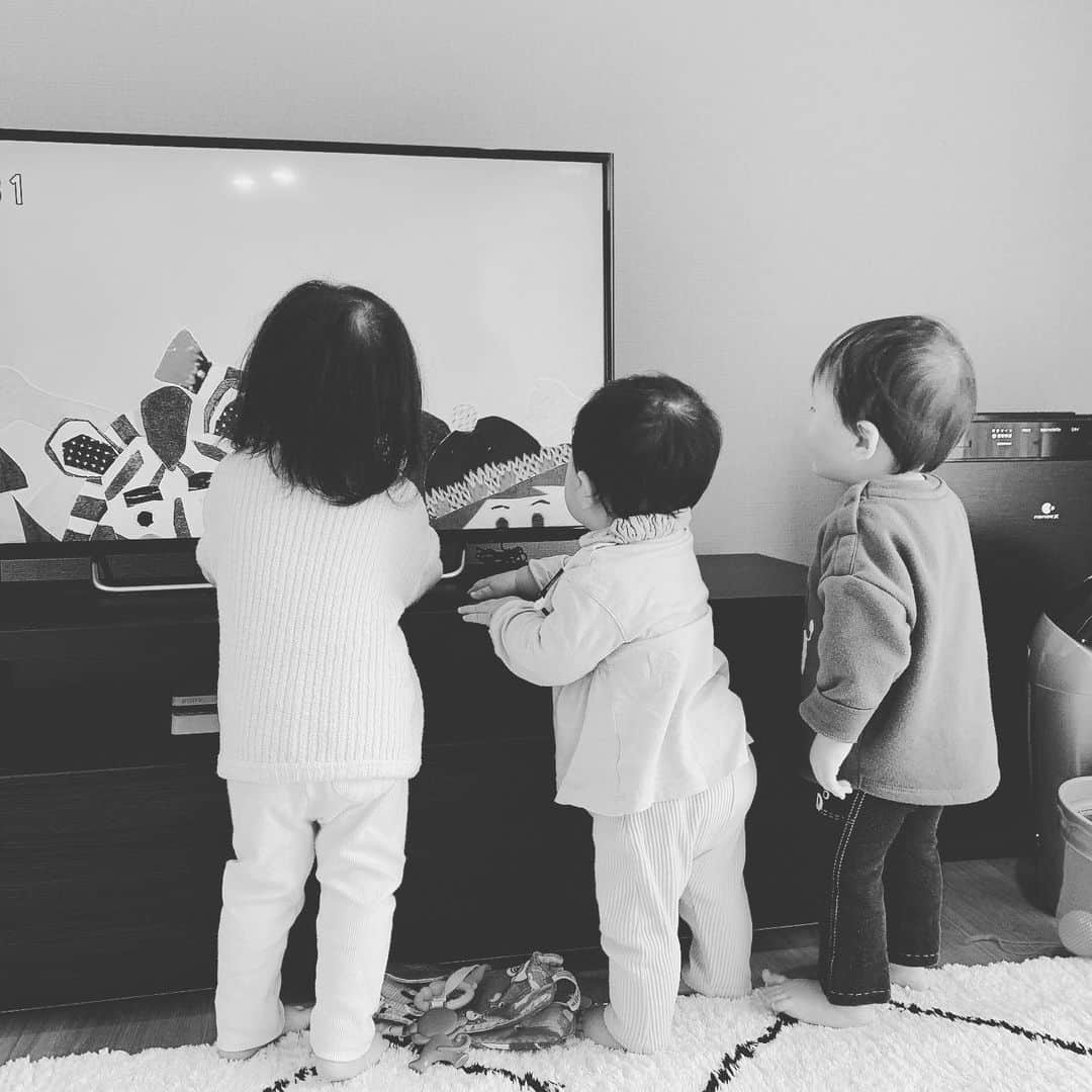 しほの涼のインスタグラム：「寝室の壁に飾った言葉  【It's not what we have in life but who we have in our life that matters. 】  人生で助けになってくれた人、 困った時に支えてくれた人を無碍にしないように。 類は友を呼ぶとよく言うけれど、周りにいる人達を見ればその人がわかる。 どういう人と一緒にいるか、どういう人と同じ価値観を持っているか。 それで人生が決まると。  娘にも素敵な人に囲まれた人生を送ってもらいたい😌😌」