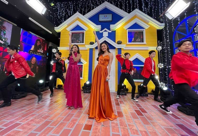 Kim Chiuさんのインスタグラム写真 - (Kim ChiuInstagram)「Thank you @pbbabscbntv for this great opportunity!!!❤️💙💛 CONGRATULATIONS to the entire PBB CONNECT TEAM on cam and most especially off cam! Congratulations!!!!! ✨✨✨. . Congrats also to ate @iamsuperbianca @iamrobidomingo @mrandmrsfrancisco @mr_enchongdee @richardjuan @maymay and ate @celestinegonzaga we miss you last night!💙💛❤️」12月7日 21時19分 - chinitaprincess
