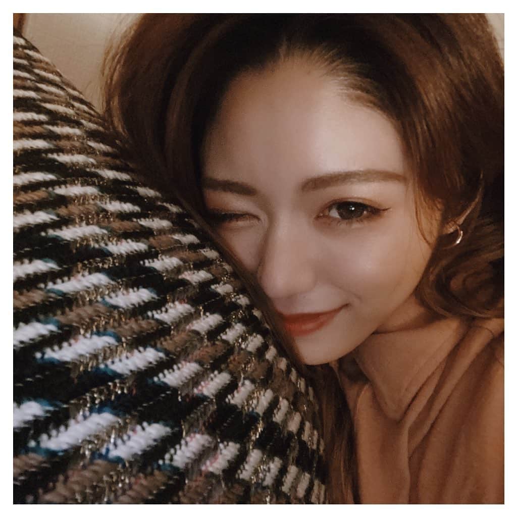 ARIKAのインスタグラム：「おうち時間🏠🤍 . このクッションカバーが可愛くて めっちゃお気に入り🤎 @francfranc_official だよ★ ↑ありかの家のクッションカバーは全部ここ୧꒰*´꒳`*꒱૭  インテリアコーディネーターの 投稿みてたら模様替えしたくなる…🤔💭 今は白と水色と緑だから〜 真逆攻めようかなっᐠ(  ᐢ ᵕ ᐢ )ᐟ💓 とか考えるの楽しい（笑） 2021年になったら変ーえよ✨ . #おひとりさま女子 #一人暮らし #模様替え #冬 #おうち時間 #インテリアコーディネート #クッション #francfranc #ジェラピケ #可愛い #ルームウェア #workout #makeup #hair #me #girl #swag #l4l #love #selfie #bestoftheday #followme #dog #lovedogs #お洒落さんと繋がりたい #冬カラー #make #dog #shopping」