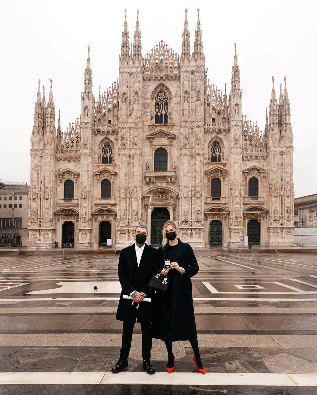 フェデスのインスタグラム：「Tutti possiamo essere utili ma possiamo essere davvero utili solo se siamo tutti. Le persone sono contenitori di idee e le idee sono l’unica cosa che conta. Saranno loro che potranno tirarci fuori dal periodo difficile che stiamo affrontando. Questo premio non è nostro, è delle idee e dei progetti a cui abbiamo/avete partecipato. Non abbandoniamo i progetti, Non abbandoniamo le idee, non abbandoniamo il nostro paese.  Grazie Milano ❤️」