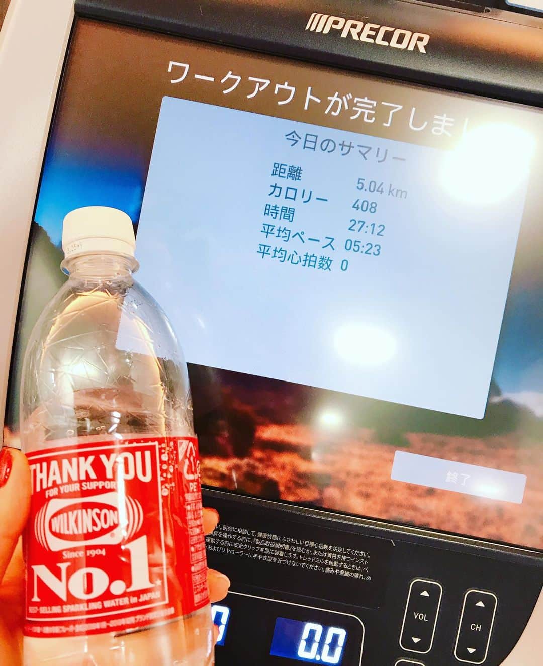 DJ MIYAさんのインスタグラム写真 - (DJ MIYAInstagram)「こんばんにゃーん❤️今日もtraining!GYMで5km走り込みの日でした❤️(o^^o)💗 . . Today's running samary: 5km→27:12分钟❤️ . .  . 走り終えてから、machineでSit-upsやラットなどの、上半身系の筋トレしてから お風呂、Jacuzziでrelaxしました❤️  この時期、汗が冷えやすいのですぐにお風呂に入って🛁recoveryできるのってほんとありがたいです❤️(^^)  . . .  筋肉量も適度に増やしていて、脚の蹴り上げもしっかりとできるように走っています。 それでいて身体が軽いので 走るのが、ほんっとに楽しい💓💓(o^^o) . . .  人も夕方の時間、少なくてほとんどいないし快適でした(o^^o) . .  肉体を強化しています❤️筋肉、身体のバランスを整えてメンタルも鍛えよう！！！！（╹◡╹）❤️ . . . 楽しかった💗💓❤️ . 今日のwear→ @adidastokyo  @adidasoriginals   ネイルサロン昨日行った♪  . #ランニング大好き  #running #有酸素トレーニング #有酸素 #走るの好き #健康  #フィットネス女子 #ランニング好き  #スポーツ #筋肉女子 #筋トレ女子 #トレーニング #ワークアウト #workout #ワークアウト女子 #フィットネス  #走りましたグラム  #ランニング #スポーツウェア #ヨガレギンス  #フィットネスウェア #トレーニングウェア #ビュースタグラマー #今日のコーデ #インスタグラマー  #腹筋女子  #美容 #日本体育大学 #日体大 #すっぴん」12月7日 21時29分 - dj_miya