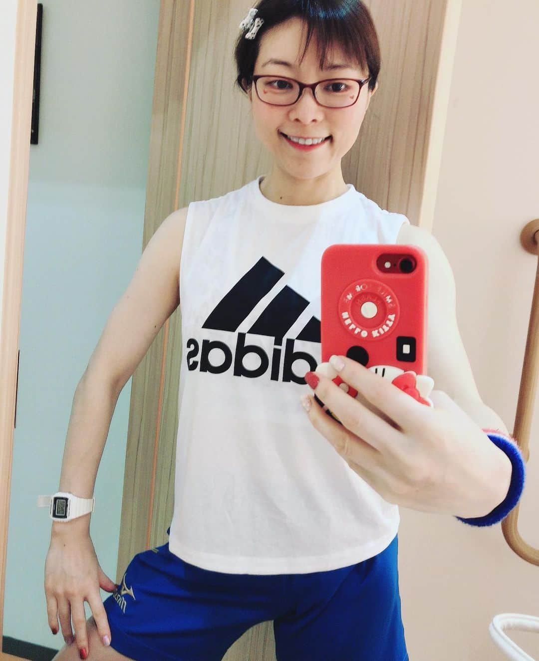 DJ MIYAさんのインスタグラム写真 - (DJ MIYAInstagram)「こんばんにゃーん❤️今日もtraining!GYMで5km走り込みの日でした❤️(o^^o)💗 . . Today's running samary: 5km→27:12分钟❤️ . .  . 走り終えてから、machineでSit-upsやラットなどの、上半身系の筋トレしてから お風呂、Jacuzziでrelaxしました❤️  この時期、汗が冷えやすいのですぐにお風呂に入って🛁recoveryできるのってほんとありがたいです❤️(^^)  . . .  筋肉量も適度に増やしていて、脚の蹴り上げもしっかりとできるように走っています。 それでいて身体が軽いので 走るのが、ほんっとに楽しい💓💓(o^^o) . . .  人も夕方の時間、少なくてほとんどいないし快適でした(o^^o) . .  肉体を強化しています❤️筋肉、身体のバランスを整えてメンタルも鍛えよう！！！！（╹◡╹）❤️ . . . 楽しかった💗💓❤️ . 今日のwear→ @adidastokyo  @adidasoriginals   ネイルサロン昨日行った♪  . #ランニング大好き  #running #有酸素トレーニング #有酸素 #走るの好き #健康  #フィットネス女子 #ランニング好き  #スポーツ #筋肉女子 #筋トレ女子 #トレーニング #ワークアウト #workout #ワークアウト女子 #フィットネス  #走りましたグラム  #ランニング #スポーツウェア #ヨガレギンス  #フィットネスウェア #トレーニングウェア #ビュースタグラマー #今日のコーデ #インスタグラマー  #腹筋女子  #美容 #日本体育大学 #日体大 #すっぴん」12月7日 21時29分 - dj_miya