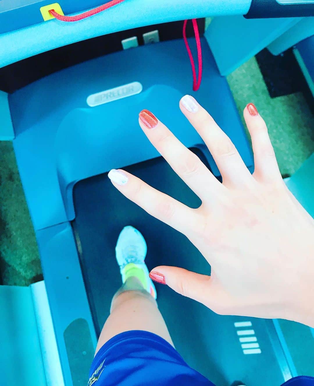DJ MIYAさんのインスタグラム写真 - (DJ MIYAInstagram)「こんばんにゃーん❤️今日もtraining!GYMで5km走り込みの日でした❤️(o^^o)💗 . . Today's running samary: 5km→27:12分钟❤️ . .  . 走り終えてから、machineでSit-upsやラットなどの、上半身系の筋トレしてから お風呂、Jacuzziでrelaxしました❤️  この時期、汗が冷えやすいのですぐにお風呂に入って🛁recoveryできるのってほんとありがたいです❤️(^^)  . . .  筋肉量も適度に増やしていて、脚の蹴り上げもしっかりとできるように走っています。 それでいて身体が軽いので 走るのが、ほんっとに楽しい💓💓(o^^o) . . .  人も夕方の時間、少なくてほとんどいないし快適でした(o^^o) . .  肉体を強化しています❤️筋肉、身体のバランスを整えてメンタルも鍛えよう！！！！（╹◡╹）❤️ . . . 楽しかった💗💓❤️ . 今日のwear→ @adidastokyo  @adidasoriginals   ネイルサロン昨日行った♪  . #ランニング大好き  #running #有酸素トレーニング #有酸素 #走るの好き #健康  #フィットネス女子 #ランニング好き  #スポーツ #筋肉女子 #筋トレ女子 #トレーニング #ワークアウト #workout #ワークアウト女子 #フィットネス  #走りましたグラム  #ランニング #スポーツウェア #ヨガレギンス  #フィットネスウェア #トレーニングウェア #ビュースタグラマー #今日のコーデ #インスタグラマー  #腹筋女子  #美容 #日本体育大学 #日体大 #すっぴん」12月7日 21時29分 - dj_miya