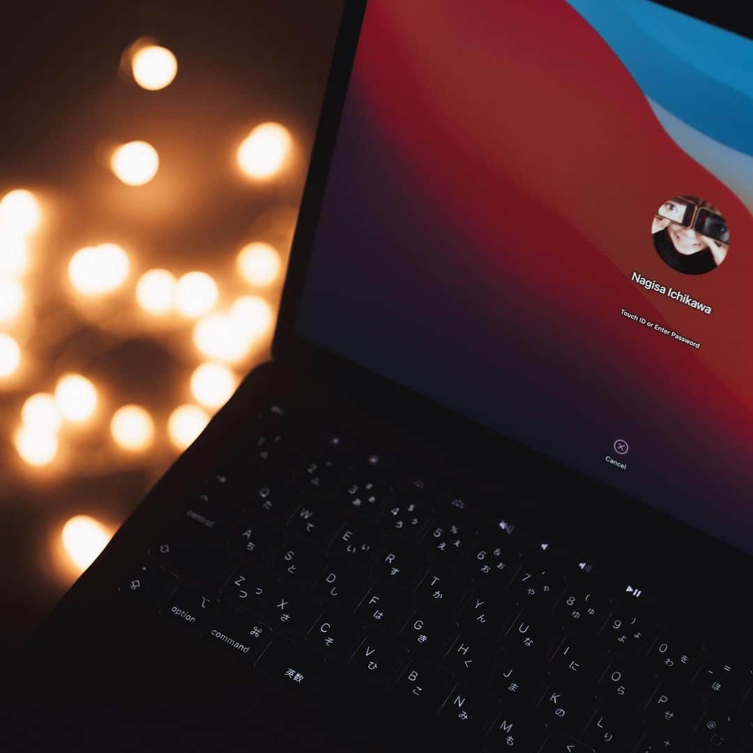市川渚のインスタグラム：「#M1MacBookPro  が2週間限定で我が家にやってきた。早速4K動画を編集してみたけれど、いや、本当にびっくり。20万円しないMBPとは思えないサクサクっぷり😳（詳しくはYouTubeにあげたVlogを見てみてね）  とはいえネイティブ対応していないアプリは不安定なものもあるので、まるっと環境をM1にチェンジするとまだ若干不便があるかなとは思いつつ……結局、自分の分をポチってしまった😂ベースモデルだと1週間ほどで手に入るみたいですが、カスタマイズしちゃうと納品は年明けになるみたいです。  The #M1MacBook Pro has arrived at my house for two weeks only. I immediately tried to edit a 4K video and I was really surprised at how smoothly it worked.(For more details, see my vlog I posted on YouTube!)  On the other hand, some of the apps that don't support Apple Silicon natively are unstable, so I'm not sure if there's still some inconvenience if you change your entire system to Apple Silicon. But I ended up buying one for myself😂 It seems that you can get the base model in about a week, but if you customize it, it will be delivered at the beginning of the next year.」