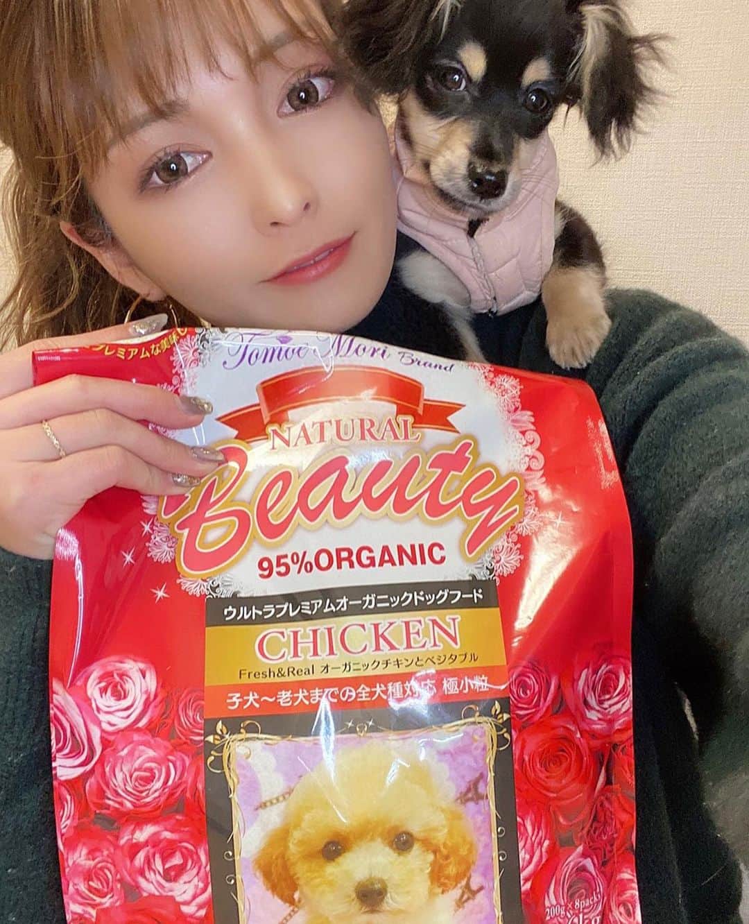 のインスタグラム：「_ ぺットサロンエムズのオーナーが 完全プロデュースして誕生した 体重コントロールに配慮した低カロリーの オーガニックドッグフード🐶🧡 【 @petsalon.ms 】 ㅤㅤㅤㅤㅤㅤㅤㅤㅤㅤㅤㅤㅤ ㅤㅤㅤㅤㅤㅤㅤㅤㅤㅤㅤㅤㅤ ウルトラプレミアム９５％ オーガニックドッグフード🦴 ㅤㅤㅤㅤㅤㅤㅤㅤㅤㅤㅤㅤㅤ ㅤㅤㅤㅤㅤㅤㅤㅤㅤㅤㅤㅤㅤ ✔︎ オーガニックチキン＆有機野菜 ✔︎ 全犬種・全年齢対応 極小粒 ✔︎ アメリカのオーガニック認証 ＝ 米国農務省ＵＳＤＡ取得 ✔︎ ヨーロッパのオーガニック認証 ＝ ＥＣＯＣＥＲＴ取得 ㅤㅤㅤㅤㅤㅤㅤㅤㅤㅤㅤㅤㅤ ㅤㅤㅤㅤㅤㅤㅤㅤㅤㅤㅤㅤㅤ …と、オーガニック認証をダブル取得した 世界品質を保証されたドッグフードみたい👏🏻✨ ㅤㅤㅤㅤㅤㅤㅤㅤㅤㅤㅤㅤㅤ ㅤㅤㅤㅤㅤㅤㅤㅤㅤㅤㅤㅤㅤ 老犬の胃腸にも消化がよく、大切な 栄養をしっかりと吸収できるよう、 2種類の植物発酵乳酸菌が使用されてる🍼 ㅤㅤㅤㅤㅤㅤㅤㅤㅤㅤㅤㅤㅤ ㅤㅤㅤㅤㅤㅤㅤㅤㅤㅤㅤㅤㅤ それから、動物性タンパク質である生肉を 水にもサッと溶ける超微粒子のパウダーに 分解しているから、しっかりとタンパク質が 吸収され、アレルギーの原因になる 不純物が体内に残らないんだと😳💡 ㅤㅤㅤㅤㅤㅤㅤㅤㅤㅤㅤㅤㅤ ㅤㅤㅤㅤㅤㅤㅤㅤㅤㅤㅤㅤㅤ そして、アルミパッケージなんだけど オーガニックフードの出来立ての 新鮮な美味しさを保つため、中のフードは 使いやすい200g小袋になってる🌿🥣 ㅤㅤㅤㅤㅤㅤㅤㅤㅤㅤㅤㅤㅤ ㅤㅤㅤㅤㅤㅤㅤㅤㅤㅤㅤㅤㅤ 外出や旅行にも便利なのほんと助かる🧡 ㅤㅤㅤㅤㅤㅤㅤㅤㅤㅤㅤㅤㅤ ㅤㅤㅤㅤㅤㅤㅤㅤㅤㅤㅤㅤㅤ ルルナもペロリと食べてくれて嬉しい🎶 ㅤㅤㅤㅤㅤㅤㅤㅤㅤㅤㅤㅤㅤ ㅤㅤㅤㅤㅤㅤㅤㅤㅤㅤㅤㅤㅤ  #ペットサロンエムズ #オーガニックドッグフード #ドッグフード #犬の健康 #いぬごはん #犬ごはん #今日のワンコ #小型犬用 #pr #愛犬との暮らし #犬のいる暮らし #チワックス #チワックス子犬 #ルル奈 #わんちゃん #わんこ #肩乗りわんこ ㅤㅤㅤㅤㅤㅤㅤㅤㅤㅤㅤㅤㅤ ㅤㅤㅤㅤㅤㅤㅤㅤㅤㅤㅤㅤㅤ 3枚目、ブチャイクなん載せてみた🤣🤣」
