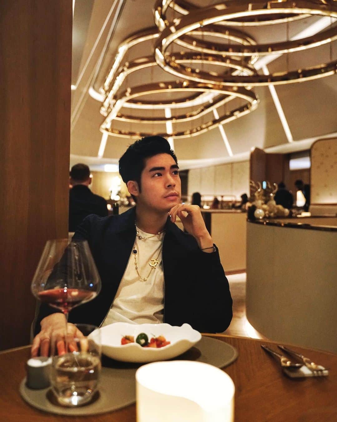 Christoffer Chengのインスタグラム：「If you’re looking for a nice restaurant to celebrate a special occasion, Amber is definitely the place to go!! Had an amazing fine dining experience here and every dish is it’s own tastebud journey with exceptional ingredients and endless layers of flavours. Gotta try at least once guys!!! #amberhk #landmarkmandarinoriental @mo_landmarkhk」