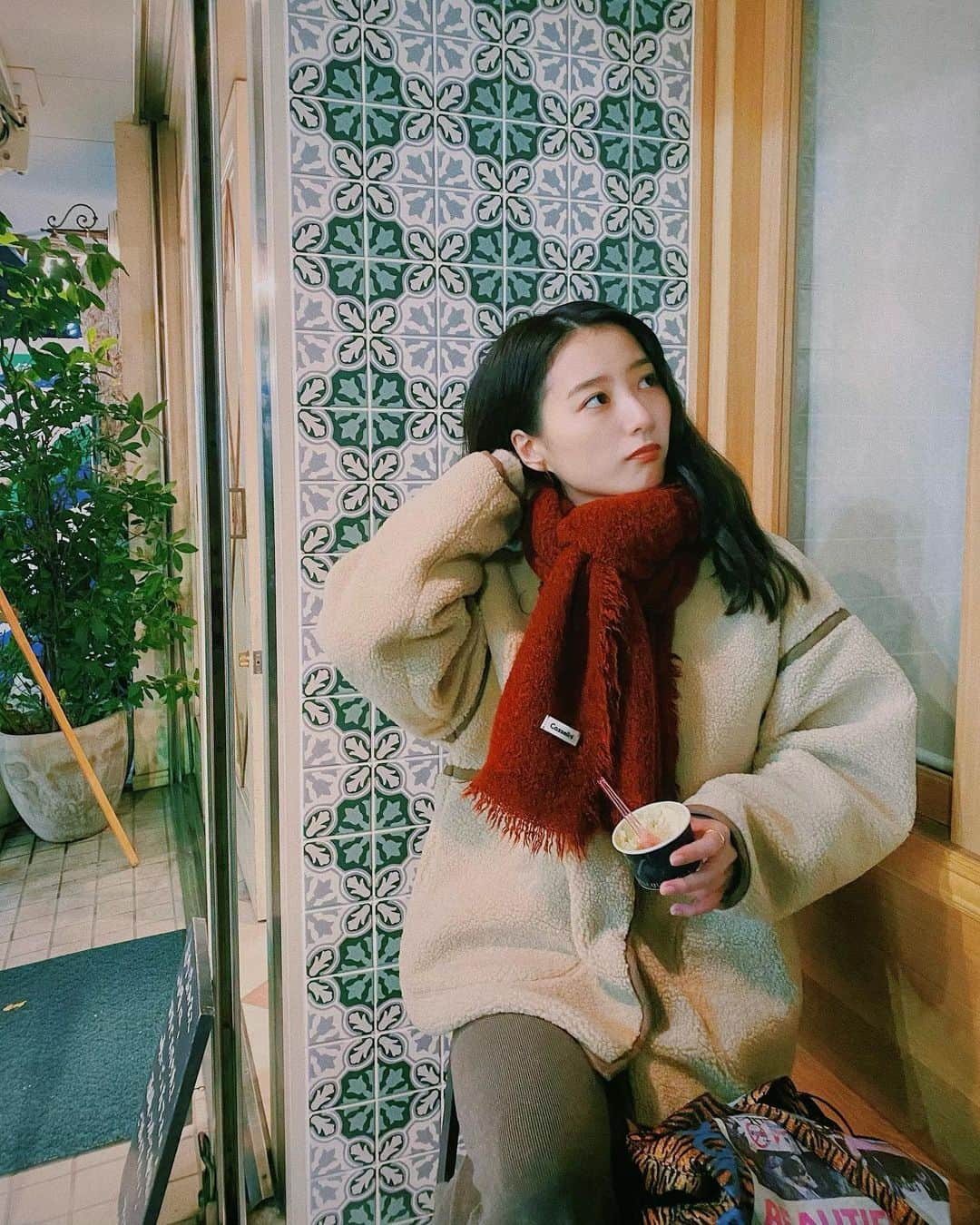 高田里穂さんのインスタグラム写真 - (高田里穂Instagram)「最近の私服🐼👨🏻🥸☕️🧘🏻‍♂️  1,2枚目 coat @cotorica.official  knit pants @lagunamoon_com  muffler,bag @casselini_official  shoes @puma   3枚目 tops,skirt @cotorica.official  bag @jamiray_official  shoes @hokaoneone  私服でもCOTORICA.が大活躍です！ 特にボアコートは、表裏どちらでも着れるから コーデの幅が広がって助かってます😙  #冬コーデ」12月7日 21時25分 - riho__takada