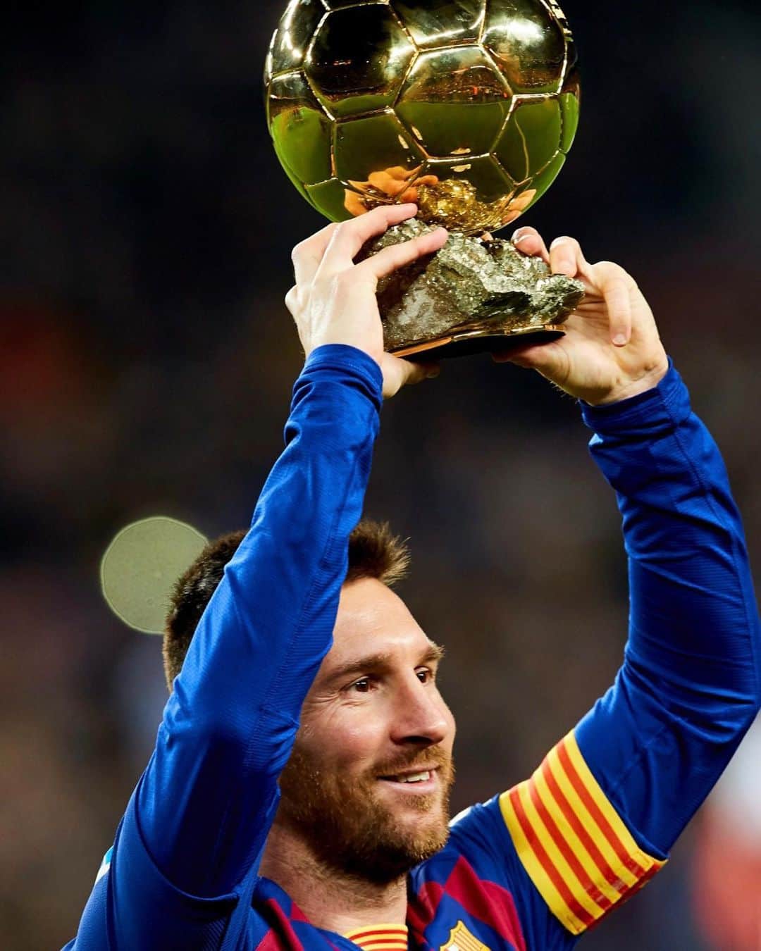 LFPさんのインスタグラム写真 - (LFPInstagram)「Another day in the life of @leomessi...  🏟 Sixth #BallondOr presented to the Camp Nou. ✨ Record for most hat-tricks in #LaLigaHistory. • Un día más en la vida de #Messi...  🏟 Presentó su sexto #BalónDeOro en el Camp Nou.  ✨ Se convirtió en el mayor autor de hat-tricks de #LaLiga History.  • #LaLigaSantander #OnThisDay #Football #Barça」12月7日 21時37分 - laliga