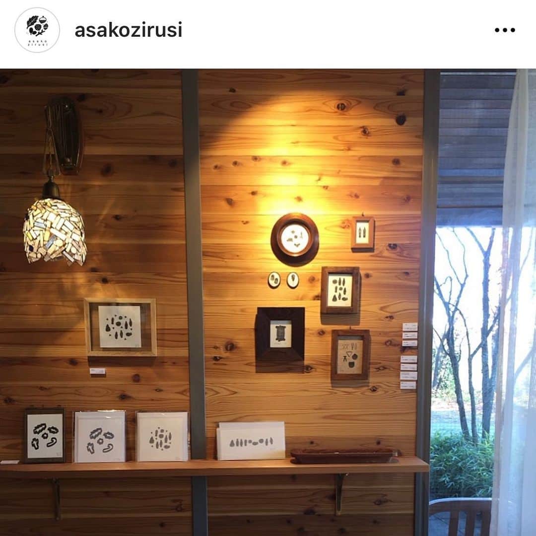宇田見建設さんのインスタグラム写真 - (宇田見建設Instagram)「@asakozirusi さんの﻿ 2021カレンダー原画展「道具」﻿ に行ってきました。﻿ ﻿ こちらの作品の中の2点を購入。﻿ MODEL HOUSE『U51』に飾ります❤︎﻿ ﻿ 初日にはお伺い出来ず2日目にお伺いしたのですが『これ欲しい！』と思った作品は既に売約済み…﻿ 出遅れてしまいました…﻿ ﻿ モノクロの作品がどれも素敵で惚れ惚れしちゃいます。﻿ 会期中に是非ご覧ください。﻿ ﻿ ーーーーーーーーーーーーーー﻿ 2021カレンダー原画展「道具」﻿ 11:00 〜 17:00﻿ 日日 [にちか] ﻿ 高知市葛島1-9-24﻿ ﻿ 会期は12/13まで﻿ 会期中無休です。﻿ ーーーーーーーーーーーーーー﻿」12月7日 21時37分 - utamikensetsu