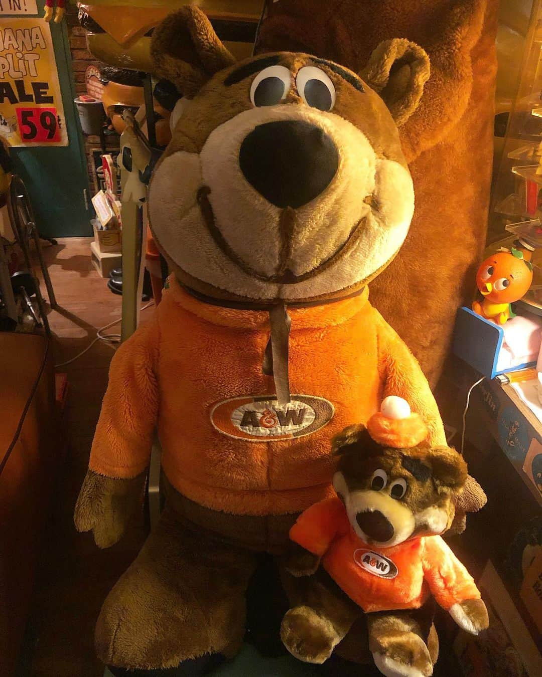 大川知英さんのインスタグラム写真 - (大川知英Instagram)「70's A&W Root Beer JUMBO ROOTY  Plush Toy🧸 junk showからずっぽしジャンボルーティ👨🏾 後ろにそびえるスーパービックヨギくん くらいのルーティベアくんいねぇかな..💩 アメイジング🚬upi-🤡❗️ #a&w#rootbeer #jumbo#rooty#70s #plushtoy#vintage#junkshow#ずっぽし #デカ物好き#スーパービックヨギベア #激カワ#upi#amecajiboys#takatsubase #アメトイ部#captain」12月7日 21時37分 - zupposi_swamp