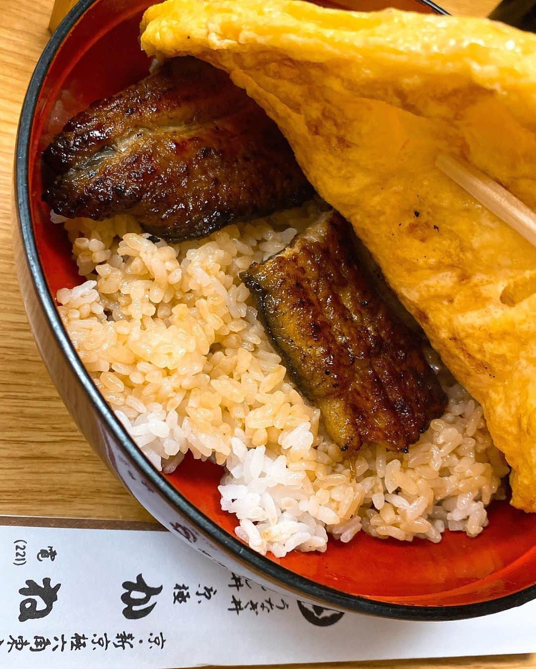 Yuika Matsuさんのインスタグラム写真 - (Yuika MatsuInstagram)「. 京都の #日本一の鰻京極かねよ へ行ってきました♡ もちろん ふわっふわの京風玉子焼きがのっている  #きんし丼 を頂きましたよ🥚 . 分厚い玉子焼きのお布団の下には 江戸焼きの香ばしい鰻が隠れてる！！ 私は少し山椒をかけて食べました✨ . 幸せの味が口の中で完成される一品🤤 . . いつもは40分ほど並ぶみたいなんですが、 今の時期は5分ほどで入店できました✌︎ . . . . coat @lefua.closet  bag @hedy_japan @louisvuitton  . #京極かねよ#かねよ#かねよのきんし丼 #鰻 #うな丼#鰻丼 #京都ランチ #京都グルメ #京都ごはん #ユイカノレディスタグラム」12月7日 21時37分 - yuika00802