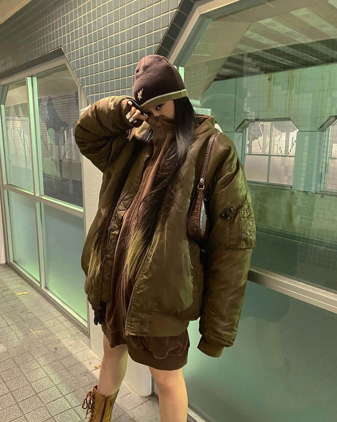 のインスタグラム：「🤎🤎🤎 . . . . . . . . . . . . . . . . . . . . . . . . . . . . . . . . . . . . . . . . . . . . . . . . . . . . . . . . #黒髪ロング #黒髪 #ロングヘア #スーパーロングヘア #スーパーロング #スパイラルパーマ #赤リップ #ワイドバング #ぱっつん前髪 #bape #bapesta #used #古着ファッション #サロモ #サロンモデル  #ootd #撮影モデル #作品撮り #作品撮りモデル #作撮り #ootd4nylonjp #古着 #streetfashion #古着コーデ #古着女子 #ma1 #streetphotography #ootdfashion #streetstyle #film」