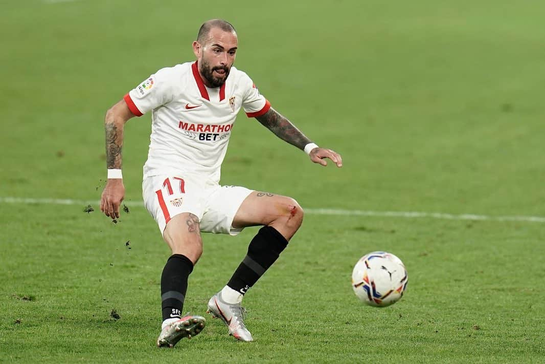 アレイクス・ビダルのインスタグラム：「We never give up #vamosmisevilla🔴⚪️」