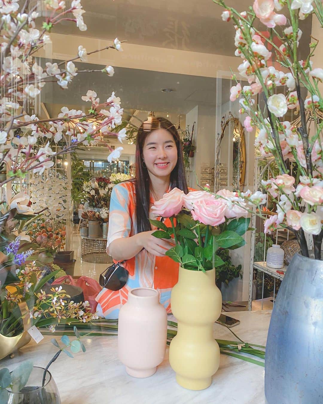 GYEON SEOのインスタグラム：「_* oh my flowers 🌷🌻🌹 . . #อยากไปเรียนจัดดอกไม้」