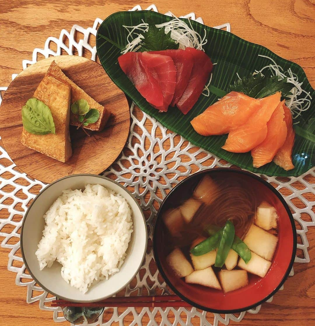 薄井しお里さんのインスタグラム写真 - (薄井しお里Instagram)「刺身定食🐟 忙しい日は大体お刺身にしちゃう事が多いかな。 夕飯は特別な時間✨ 明日はどんな1日になるかなぁと考えたり、その日あった事を振り返ったり、家族と夕飯の時間にテレビ電話をして、オンラインで家族でお夕食を頂いたりもします☺️ この日は厚揚げがカリッとジュワッと焼けたのでとてもハピー👏✨ 冬瓜の味噌汁にハマっています🥴 #おうちごはん　#おうちご飯　#自宅定食　#刺身定食　#冬瓜レシピ　#厚揚げだいすき　#いつかのお夕食　#しお里のお夕食」12月7日 21時31分 - shiori.uuu