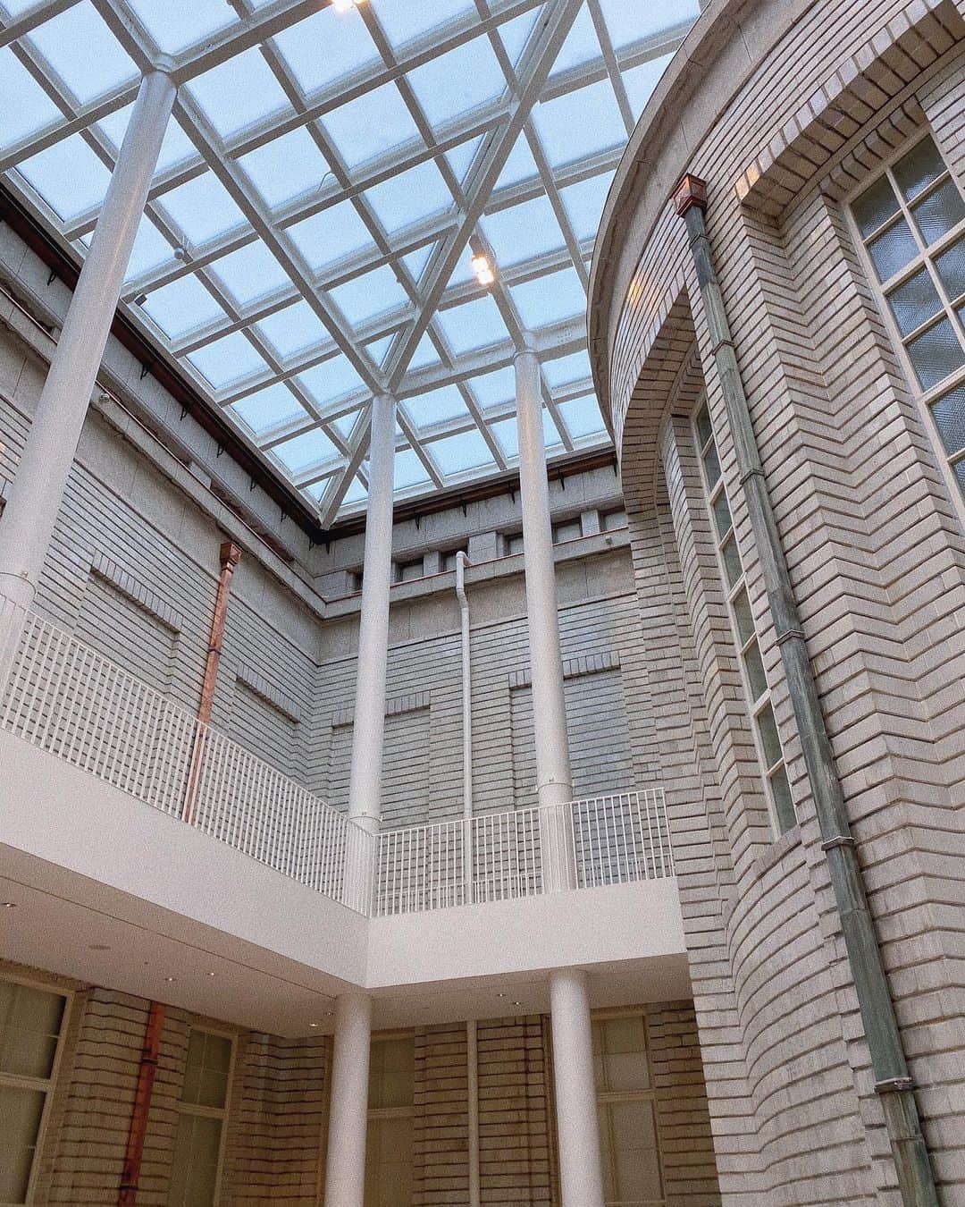 岩渕加恵さんのインスタグラム写真 - (岩渕加恵Instagram)「m u s e u m 🪐 美術館好きのりこー夫婦に連れて行ってもらった 京セラ美術館がとっても素敵だった💗  可愛くもあり〜 おしゃれでもあり〜 行けてよかった☺️🤝💗  カメラ向けたらすぐ踊ろうとするりこーさん😂 （最後の動画より。笑 （凸凹コンビの声の低さねっ。笑  #京都 #京セラ美術館 #思い出」12月7日 21時32分 - kae0113