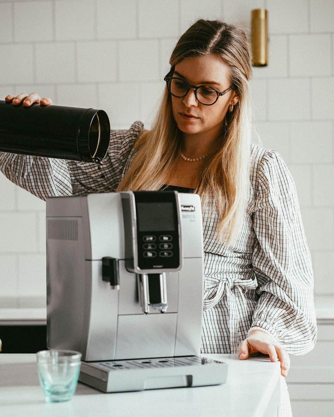 De'Longhi Sverigeのインスタグラム：「Med De'Longhis helautomatiska kaffemaskiner kan du förbereda alla dina favoritdrycker med en knapptryckning ☕️ Du kan enkelt anpassa styrkan, storleken och temperaturen på ditt kaffe. Du kan också enkelt spara ditt och hela familjens favoritrecept 💙 📸 @mille_emilie #delonghi #seriousaboutcoffee #kaffekärlek #coffeelove」