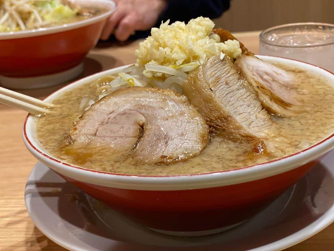 楽しんごさんのインスタグラム写真 - (楽しんごInstagram)「#コロナ対策ラーメン  ここ以外美味いラーメンを知らない！  せたが屋の 魚郎ラーメン食べると 濃厚な背脂で喉を潤し　 食後カラオケ行くと めちゃくちゃ良く声が出るの！  そしてにんにくたっぷりで体温上がり 免疫力UP！本当風邪引かないし コロナ対策に本当に良いラーメンだと思う🍜☺️ #せたが屋」12月7日 21時33分 - tanoshingo.official