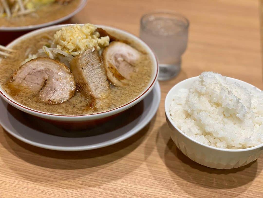 楽しんごさんのインスタグラム写真 - (楽しんごInstagram)「#コロナ対策ラーメン  ここ以外美味いラーメンを知らない！  せたが屋の 魚郎ラーメン食べると 濃厚な背脂で喉を潤し　 食後カラオケ行くと めちゃくちゃ良く声が出るの！  そしてにんにくたっぷりで体温上がり 免疫力UP！本当風邪引かないし コロナ対策に本当に良いラーメンだと思う🍜☺️ #せたが屋」12月7日 21時33分 - tanoshingo.official