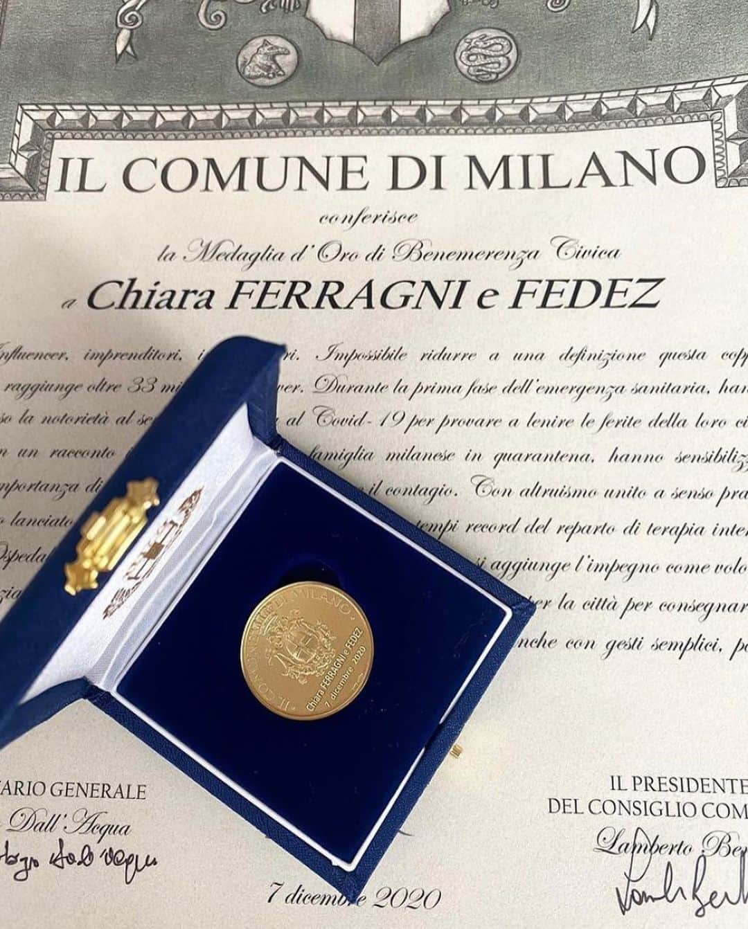 Blonde Saladさんのインスタグラム写真 - (Blonde SaladInstagram)「MILANESE PRIDE🤍🏅Today our @chiaraferragni and @fedez have been awarded with the iconic Ambrogino D’Oro for having put their notoriety at the service of the fight agains COVID-19 in Italy. We couldn’t be prouder🌟 #theblondesalad #chiaraferragni #fedez #ambroginodoro」12月7日 21時35分 - theblondesalad