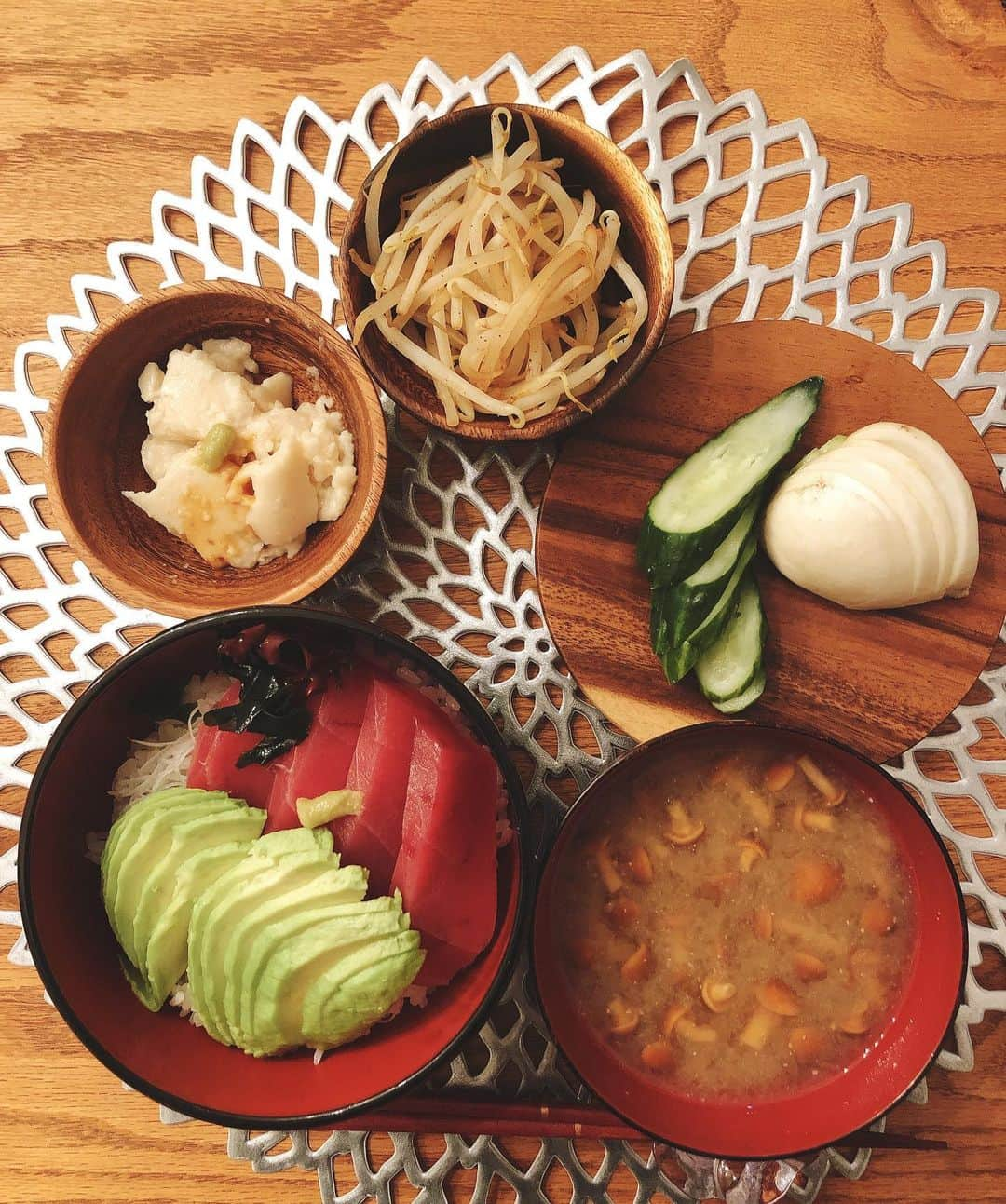 薄井しお里さんのインスタグラム写真 - (薄井しお里Instagram)「マグロアボカド丼🥑 時々丼ものを食べます。 いつも以上にご飯をよそってしまう気がします🤣 自家製の糠漬けも抜群に美味しい！ そろそろ糠が変化してきたのでお手入れしないと😉 #忙しくても、メインのおかずの他にもおかずをちまちま作るようにしてるよ！ そうすると食卓が鮮やかで、幸せな気分があがるの♡ 自家製の胡麻豆腐をマネージャーのリクエストで作った日です♡ 自分で作った胡麻豆腐は美味しいねぇ！ ただ、実は我が家は計るものはないので全て目分量！ 同じ味は実は2度と作れないの🤤てへ #自宅ご飯　#おうちご飯　#自宅定食　#しお里のお夕食　#なめこの味噌汁　#アボカドレシピ　#自家製胡麻豆腐　#手作り胡麻豆腐」12月7日 21時35分 - shiori.uuu