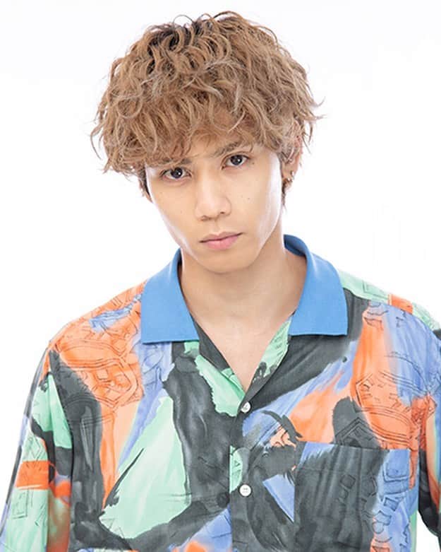 のインスタグラム：「#神谷健太 ユウ（雨宮 悠宇）役  ◆キャストコメント◆ ４人の関係性の変化にも注目して頂きたいです！ そして僕個人的なところで、ドラマ経験が初なので皆さんに支えられ無事撮り終わる事ができ僕自身も完成が楽しみです！  ◆ユウ キャラクター紹介◆ 職業：バンドマン じわじわと人気上昇中のバンド「Beyond Brooklyn」のボーカルで作詞、作曲。 音楽以外何も出来ないし、やる気もない。バイトもしていない。 メジャーデビューを夢見ている。ナルシストで、ヒモ体質のダメ男。  #LINEマンガ #ドラマ #3Bの恋人 #THERAMPAGE @the_rampage_official @kenta.kamiya_」