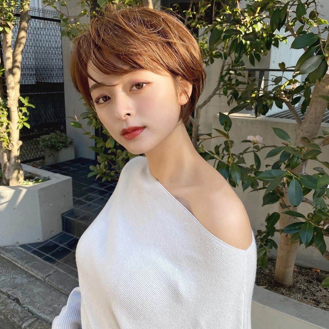 かおりのインスタグラム：「・ ・  ワンショルって色っぽいね🥰  #色っぽい　&ワンショルダー」