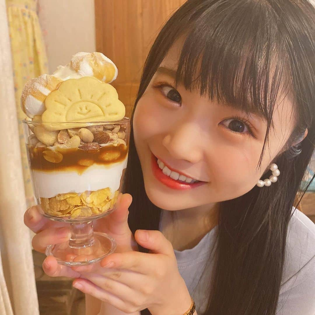 出口結菜さんのインスタグラム写真 - (出口結菜Instagram)「《🦌#奈良　#sunnyandmore》﻿ ﻿ 🍰イニミニプレート﻿ ﻿ 色々な味の5種類のケーキが揃った色とりどりのケーキプレート☺️✨﻿ ﻿ ﻿ 左から﻿ 🍫フォンダンショコラ﻿ 🍃抹茶チーズケーキ﻿ 🧀ダブルチーズケーキ﻿ 🫐ラズベリーのムースケーキ﻿ 🍋レモンのムースケーキ﻿ ﻿ ﻿ 甘いものから酸味のあるものまであって味も楽しめるし、﻿ ﻿ しっとりケーキからムースケーキまで、色んな種類のケーキが楽しめるから食べてて幸せ☺️💗﻿ ﻿ ﻿ 飽きないし、﻿ たまにの贅沢にぴったり☺️﻿ ﻿ ﻿ 人気店やから予約していくのがオススメ✨﻿ ﻿ ﻿ ﻿ （p.s）﻿ ママが頼んでた『キャラメルとナッツパフェ』（¥750）は 濃厚なキャラメルと、大きくてザクザクナッツが沢山入ってて甘党好きには欠かせない😳🧡﻿ ﻿ ﻿ ﻿ #ならまち #ならまちカフェ #ケーキプレート #サニーアンドモア #🍰  #ケーキ #ならまち散策 #奈良観光 #奈良カフェ #奈良グルメ #奈良駅 #映えカフェ #映えスイーツ #カフェ #甘いもの #甘党 #チーズケーキ #ケーキ好き #スイーツ #関西カフェ #関西スイーツ #ムースケーキ #抹茶スイーツ #フォンダンショコラ  #食べ物 #グルメ #food #ラビグルメ」12月7日 21時39分 - yui_laby0622