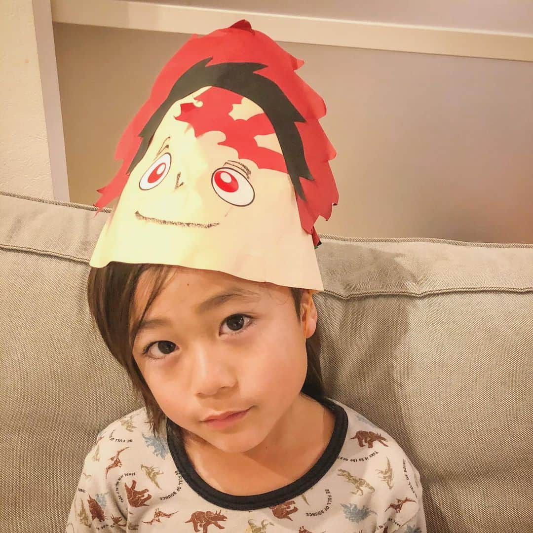 かなのインスタグラム：「． 1 or 2??☺️🙂 ． 寝る前に撮ったから眠そう😂 幼稚園で作ったお手製炭治郎が可愛かった❤️ やっとサンタさんの🎁が決まって 2人でツリーにお手紙飾ってたよ🎅🏻💌 ． ． #今日は#早めのクリスマス会🎄 #毎年思うけど #生徒分作る先生尊敬します🥺」