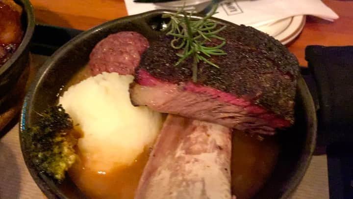 ジンソクのインスタグラム：「드디어 먹었다. 녹았다...  🍗🍖  ついに食べた  @lowandslow_officialkr」