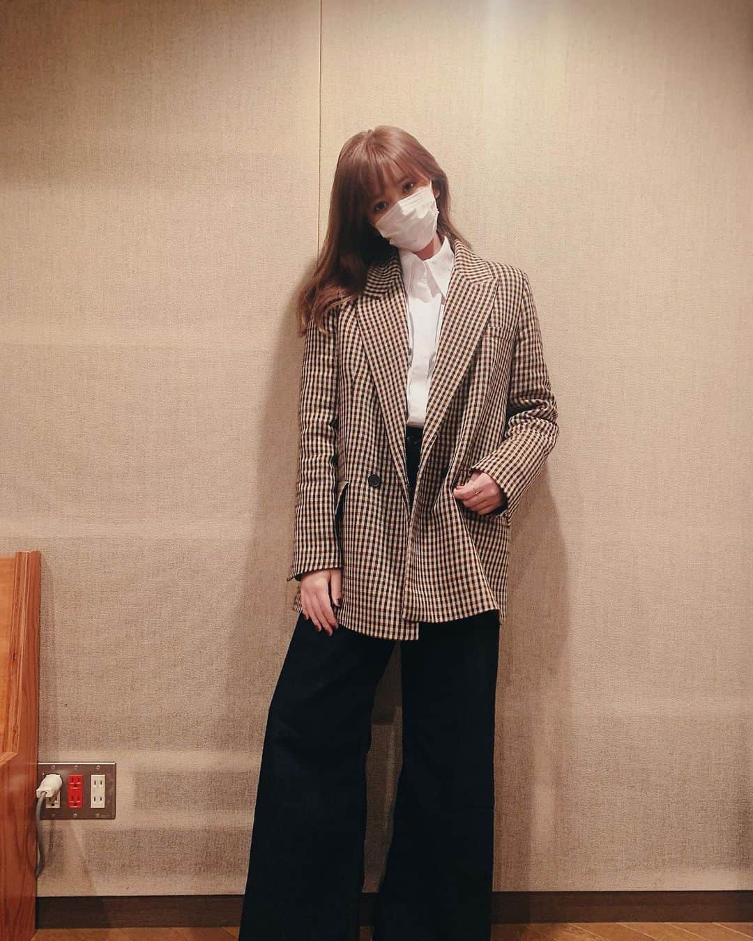 MACOのインスタグラム：「私服👩🏼‍💻質問が多かった ジャケットはZARAだよ〜☺︎ denimはフレアが好きっ！ あと髪もカラー少し変えました^ ^  #私服 #ootd  #今日はスタジオでした 🥰」
