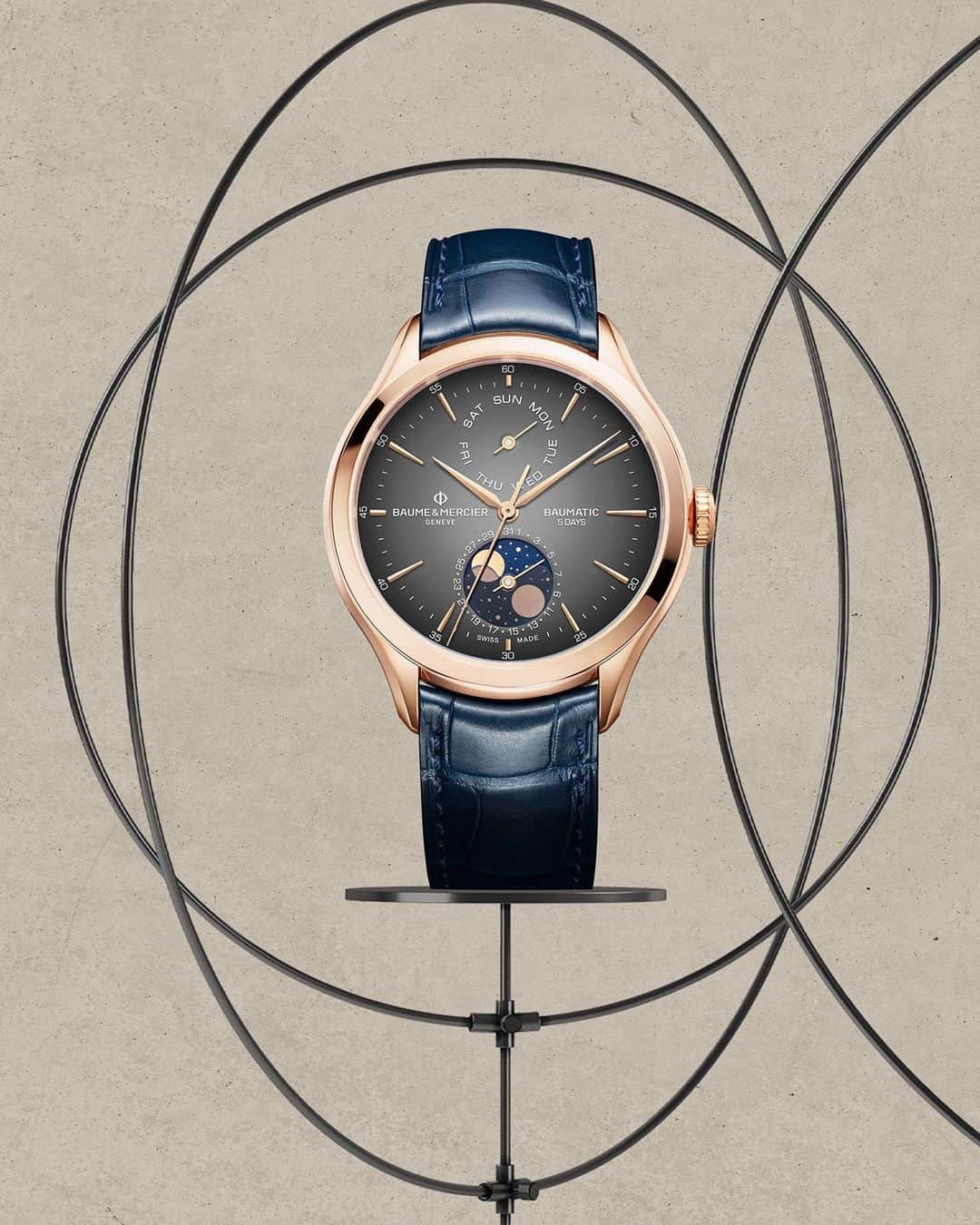 ボーンメルシーのインスタグラム：「This Holiday Season, ask for the moon. -- Clifton Baumatic timepieces. Assembled in Baume & Mercier's workshops in Les Brenets, in the Swiss Jura. 5 Days Power Reserve -- #baumeetmercier #baumatic #swissmade #inhousecaliber #luxurywatch #timepiece #watchcollector #watchesofinstagram #instawatch」