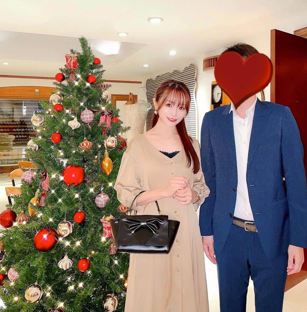 のインスタグラム：「この週末は、いつも良くしてくださる、彼の競馬関係のご夫婦とお子さんと、フレンチレストランでお誕生日のお祝いをさせていただきました☺️❤️  とっても広い、パーティースペースのような素敵なお部屋を貸し切りで、大きなテーブルを囲んで、美味しいコース料理をいただきました🥂💕  いつも、タメになるお話を沢山聞かせていただく、とても楽しいお食事会です🥰🍽  ありがとうございました🌹💓  この日の私服は、ちょうど届いたばかりの Popteenの先輩 菅野ゆいちゃん @yui_kanno の プロデュースブランド Crayme. @crayme_official のワンピースを着ました💗  この写真ではわかりにくいですが 光沢感のある落ち着いたベージュのワンピースが レストランの雰囲気にぴったりでした☺️💕💕  この日は黒のレースのインナーを合わせてます💗  #dinner #birthday #crayme #valentino #フレンチ #お誕生日 #ディナー #クレイミー #ヴァレンティノ #クリスマスツリー」