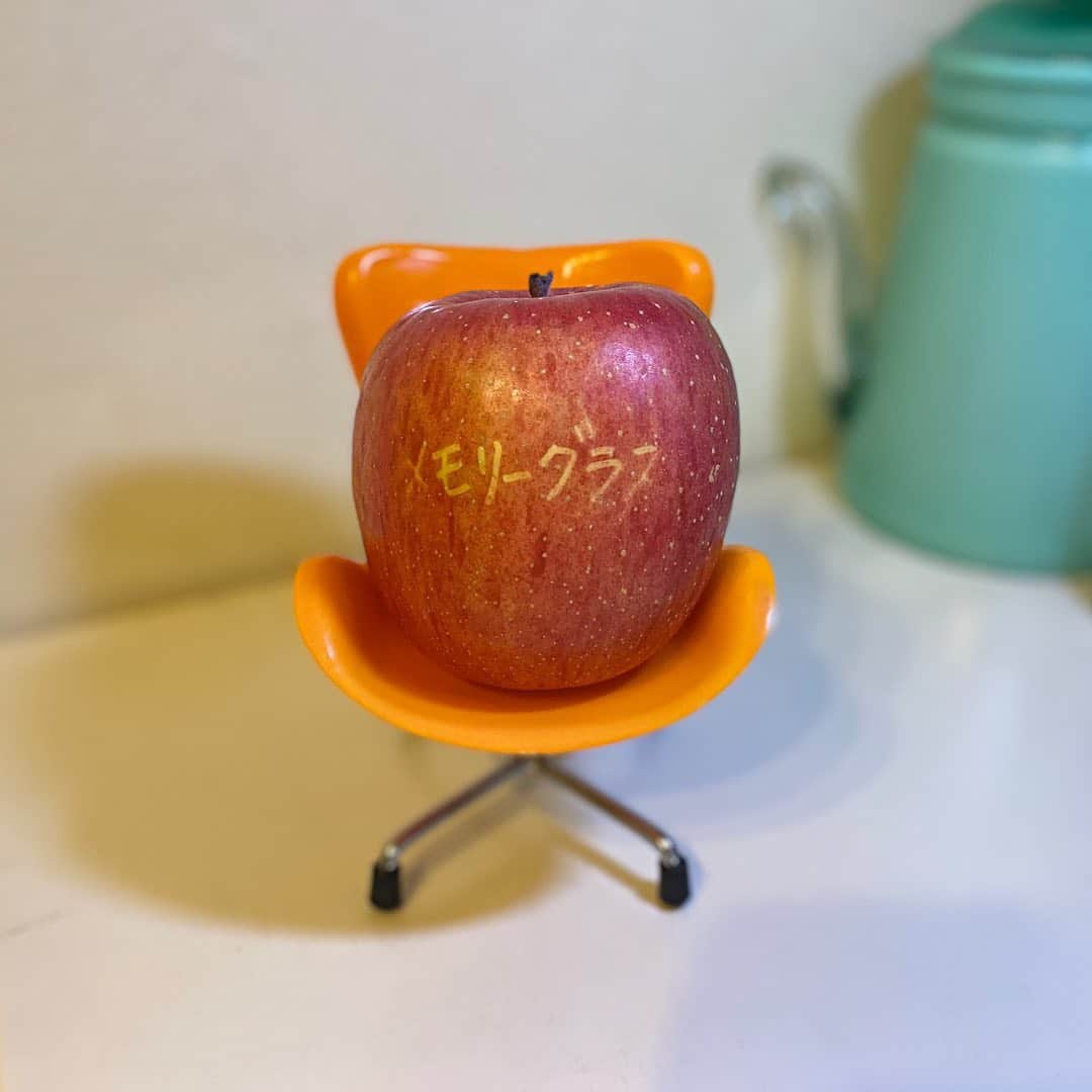 堀江淳のインスタグラム：「青森県からの『My林檎🍎』 ありがとう😊 #林檎  #平川市 #青森県 #メモリーグラス  #堀江淳  #ザベストテン  #昭和歌謡  #1981年  #水割りをください  #弾き語り  #ライブ」
