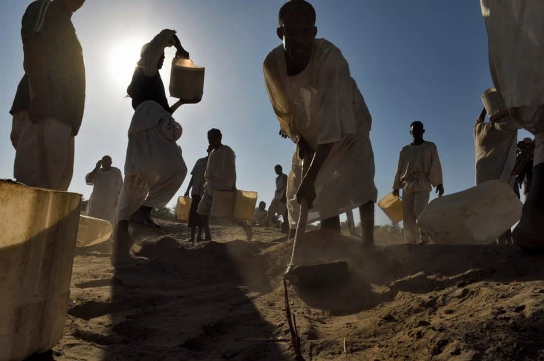 National Geographic Travelさんのインスタグラム写真 - (National Geographic TravelInstagram)「Photo by Robbie Shone @shonephoto / Very close to Kerma, these Sudanese workers excavate material at a new archaeological site called Dukki Geldig. Led by Swiss archaeologist Charles Bonnet, his team hopes to unearth more from this ancient civilization.」12月8日 8時35分 - natgeotravel