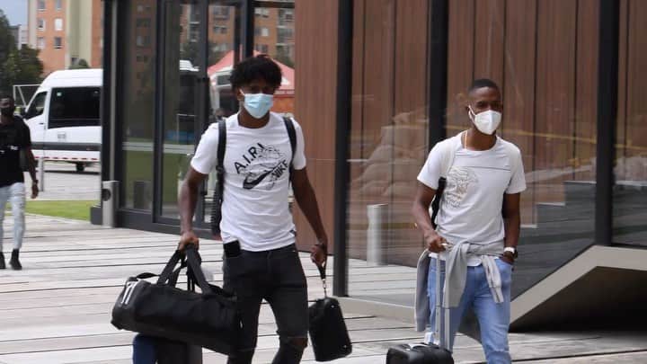 サッカー コロンビア代表チームのインスタグラム：「🎥 ¡Hola muchachos! 👋  Nuestra Selección Masculina Sub 20 ya está en nuestra Sede Deportiva de Bogotá para prepararse para el Sudamericano que se jugará en nuestro país en febrero de 2021. 🙌  #VamosColombia 🇨🇴」