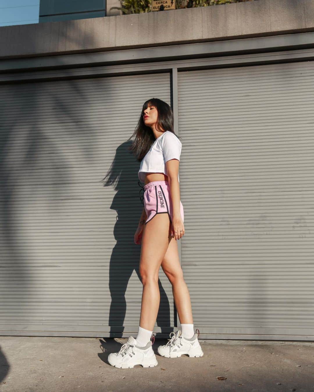 Gabriela Salesのインスタグラム：「Muitas ibagens porque não sei escolher a que mais gostei kkkk. Um close em plena segunda-feira com look todo @overcomeco ! Já conhecia a marca e adoroooo! Eles têm roupa e acessórios mega estilosos, mostrei mais nos stories. O site deles envia para todo Brasil e está com frete grátis! E ainda tem meu cupom de 10%, usem o RICADEMARRE10! O que acharam? 😍💗💗💗 *publi」