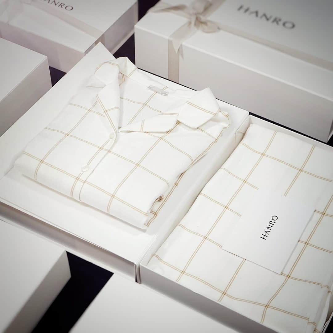 ハンロのインスタグラム：「The soft flannel "Edda" pajama is a great choice for cozy evenings by the fireplace. Available in three different styles and two patterns ✨ #hanro #giftguide #nightwear」