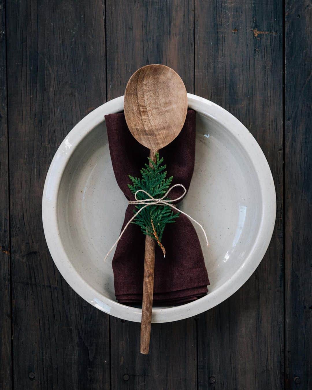 FOLKのインスタグラム：「The Lifestyle Gift Guide. Functional, stylish essentials for every area. New now at www.folklifestyle.com. @vermontlinencompany  @bridgeandburn  @firsthandsupply  @stonewareandco  @sunhousecraft  @sistergoldenshop  @claytonandcrume」