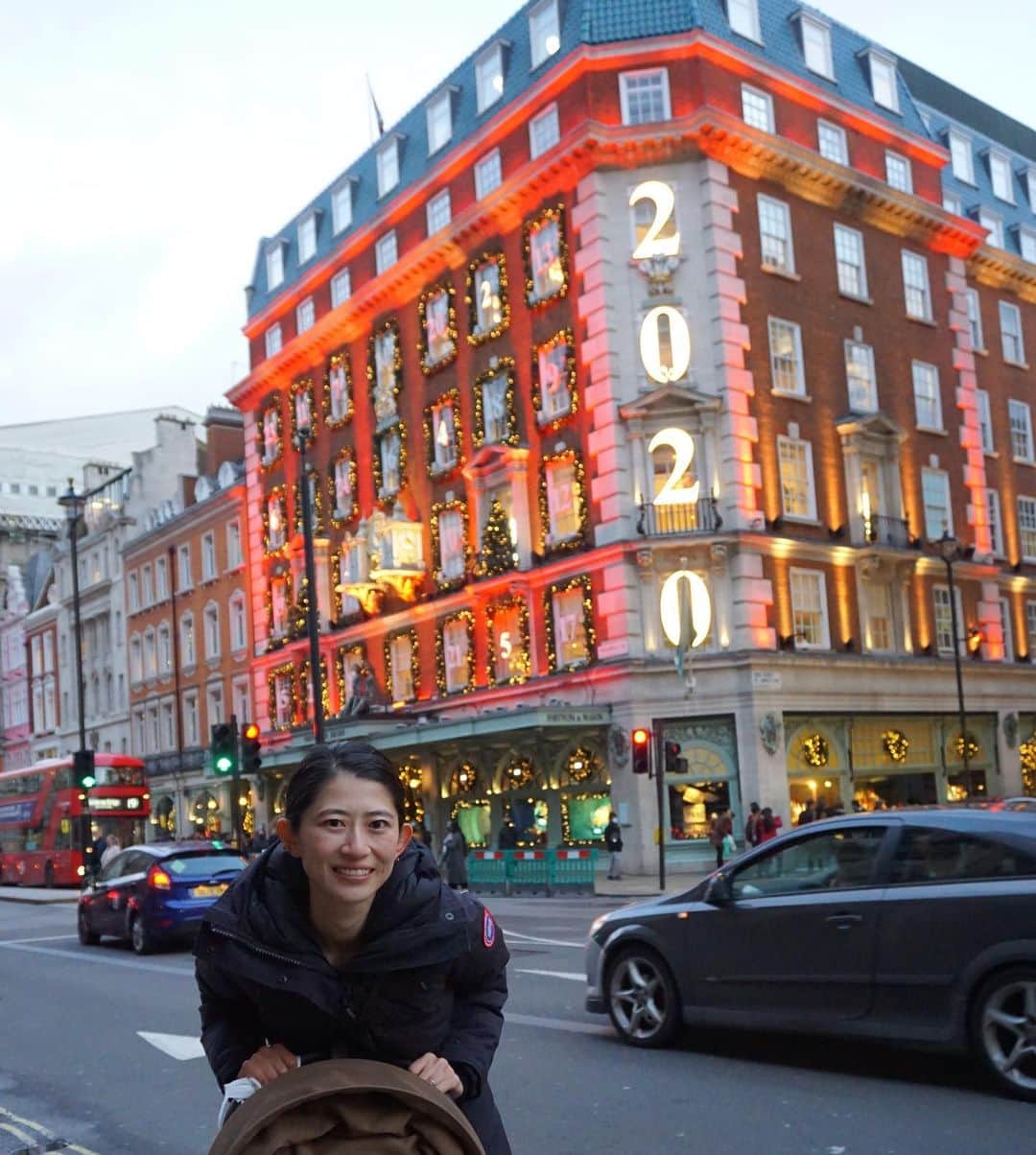 岡村仁美さんのインスタグラム写真 - (岡村仁美Instagram)「クリスマスシーズンのロンドン🎄 ロックダウンが終わって最初の週末はロンドンの中心地、ピカデリー周辺を散策しました。 例年通りとはいかないようですが、それでも華やかな通りを歩いているとワクワクします😊 日が暮れるのが早いのは普段は嫌ですが４時にはすっかり暗いので小さな子連れでもイルミネーションを楽しめるといういいところも✨  #ロンドン生活 #ロックダウン終了 #イルミネーション #娘たちも目をキラキラ #piccadilly」12月8日 7時12分 - hitomi_okamura_