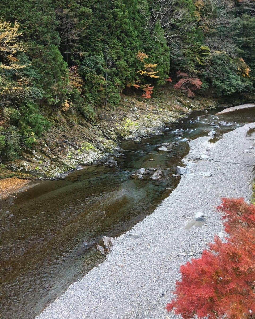 空まどかさんのインスタグラム写真 - (空まどかInstagram)「#throwback #japan #memory #ryujinonsen #beautyofjapan   自称温泉マニア♨️の私が世界一の温泉と思ってる和歌山の龍神温泉。世界三大美人の湯の一つでマジでお肌がツルツルになります🧖‍♀️ 色んな経験したいから同じとこにはあんまり行かないんだけどここだけは何度もリピートしてる下御殿。ご飯が絶品なのよ✨夕食から帰ってきた後にお布団がひーてあって夜食のおにぎりが置いてあったときにはもう気持ちを抑えきれずお布団にダイブ🥺🥺そしておにぎりの美味しさ🥺🥺(夜食も食べたんかいww) 宿のおじさんとそんな話をしてたら是非それを宣伝してください！ってゆわれてかなり時間経っちゃったけど、約束をここで果たします🙌田舎だし周り何にもないけどゆっくりするには絶好の場所。 景色も最高だったし温泉もご飯も最高で、母といっぱいお話もできてプライスレスな時間になりました♡♡  I went to Ryujin hot springs in Wakayama with my mom. I’ve been here so many times but I’m still in love... so beautiful view, air, food, the best onsen of Japan(which I think). thank you for having us and this precious time. I’ll definitely come back when I’m in Japan...」12月8日 7時17分 - sky_madoka