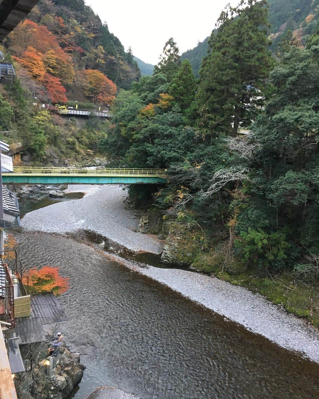 空まどかさんのインスタグラム写真 - (空まどかInstagram)「#throwback #japan #memory #ryujinonsen #beautyofjapan   自称温泉マニア♨️の私が世界一の温泉と思ってる和歌山の龍神温泉。世界三大美人の湯の一つでマジでお肌がツルツルになります🧖‍♀️ 色んな経験したいから同じとこにはあんまり行かないんだけどここだけは何度もリピートしてる下御殿。ご飯が絶品なのよ✨夕食から帰ってきた後にお布団がひーてあって夜食のおにぎりが置いてあったときにはもう気持ちを抑えきれずお布団にダイブ🥺🥺そしておにぎりの美味しさ🥺🥺(夜食も食べたんかいww) 宿のおじさんとそんな話をしてたら是非それを宣伝してください！ってゆわれてかなり時間経っちゃったけど、約束をここで果たします🙌田舎だし周り何にもないけどゆっくりするには絶好の場所。 景色も最高だったし温泉もご飯も最高で、母といっぱいお話もできてプライスレスな時間になりました♡♡  I went to Ryujin hot springs in Wakayama with my mom. I’ve been here so many times but I’m still in love... so beautiful view, air, food, the best onsen of Japan(which I think). thank you for having us and this precious time. I’ll definitely come back when I’m in Japan...」12月8日 7時17分 - sky_madoka