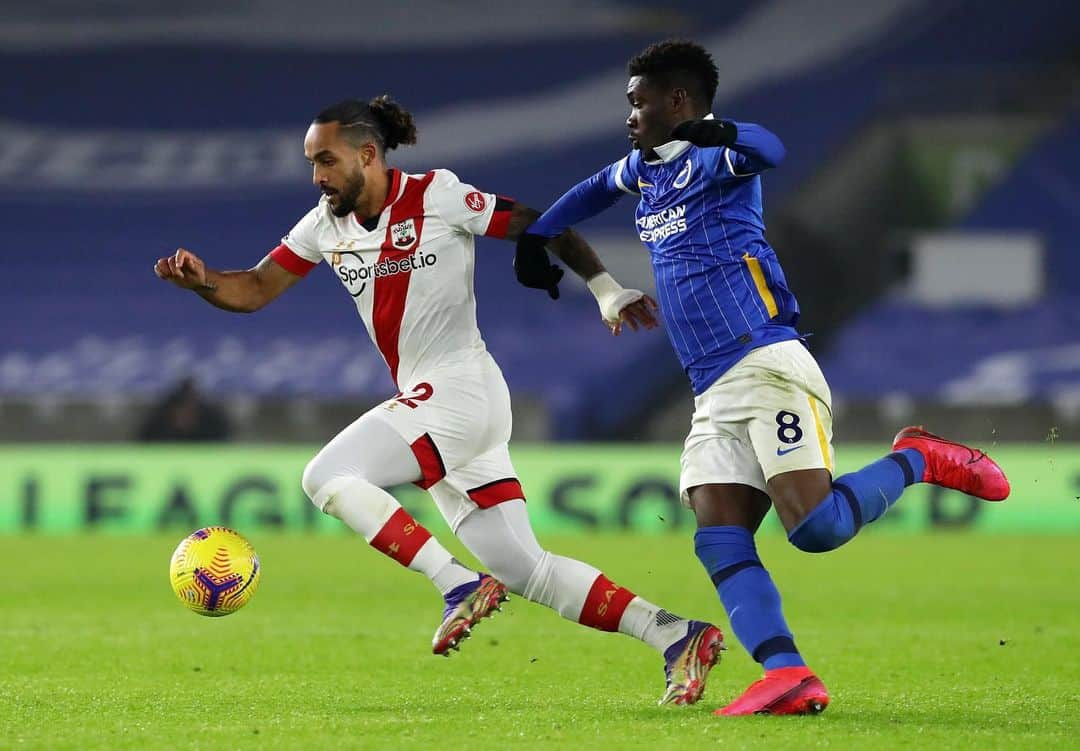 セオ・ウォルコットのインスタグラム：「Great to get back to winning ways tonight💪🏽Focus now on Sunday and welcoming some of you back into St. Mary’s...can’t wait! #SaintsFC ❤️」