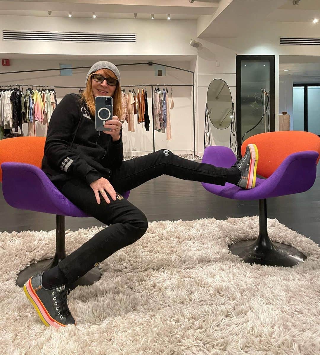 ニコールミラーのインスタグラム：「Obsessed with “The Crown” in my crown cashmere and embroidered jeans!」