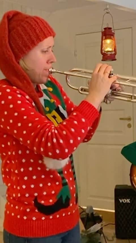 ティーネ・ティング・ヘルセットのインスタグラム：「7th of December: My Advent Calendar  "Mitt hjerte alltid vanker" - "My Heart is Ever Present" arr: Jarle Storløkken  One of my absolute favourite tunes!   Hope you like it!  Tx   @earlbigloop @gunnarflagstad #mitthjertealltidvanker #julekalender #adventcalendar #christmas   Jarle and Gunnar joined me to record 24 songs in 1 day...!! We had so much fun!  I will post one video every day until Christmas. Hopefully this will bring some extra holiday spirit 🎄   🌟」