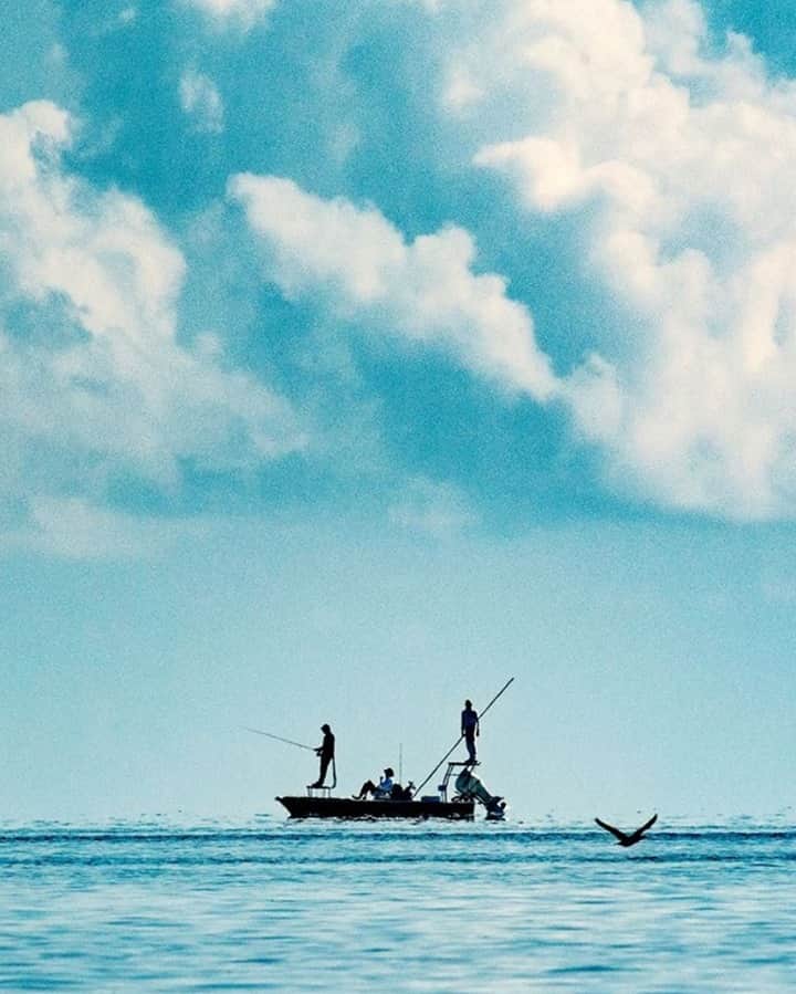 Costa Sunglassesのインスタグラム：「“Fly rodding for big tarpon on the flats is arguably the most exciting form of angling that man has dreamed up,” legendary angler Kib Bramhall once wrote. “The sight of a hundred-pounder swimming into casting range can cause knees to shake, hands to tremble, and the best-laid game plans to evaporate, while the prospect of actually trying to tame a six-foot acrobatic monster on a mere fly rod is enough to make strong men hesitate.” 📷: @elevenangling #SeeWhatsOutThere #BornOnTheWater」