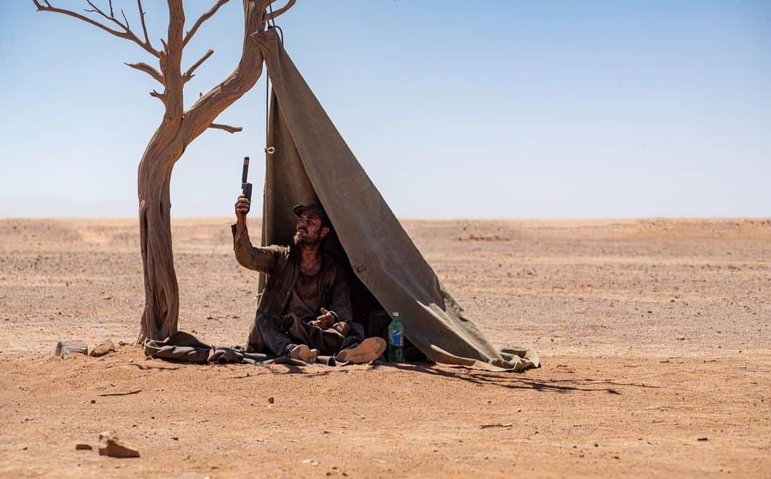 ザック・エフロンのインスタグラム：「No signal out here in the desert… #goldonstan #stanoriginals  #behindthescenes 📸 by Matt Nettheim」